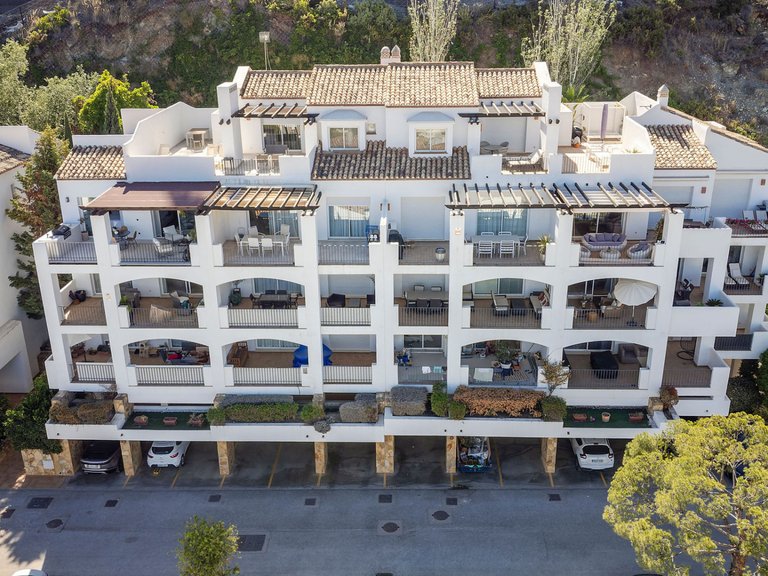 Penthouse for Sale in Altos de La Quinta, Benahavis, Malaga 35
