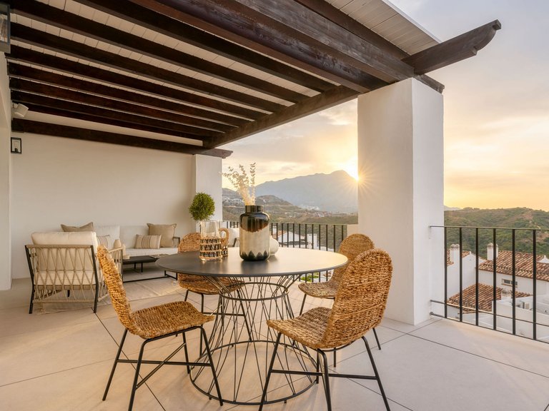 Penthouse for Sale in Altos de La Quinta, Benahavis, Malaga 1