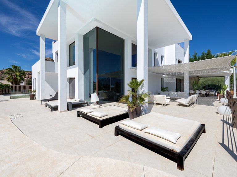 Villa for Sale in La Alqueria, Benahavis, Malaga 10