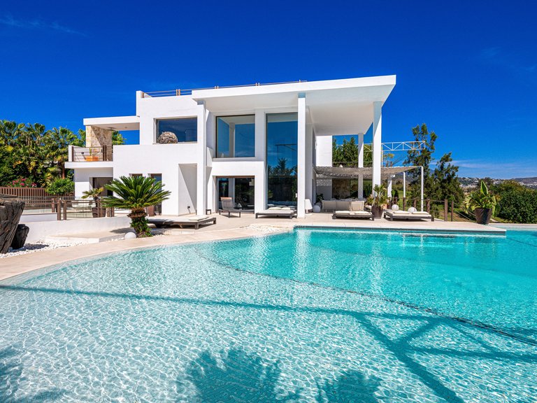 Villa for Sale in La Alqueria, Benahavis, Malaga 3