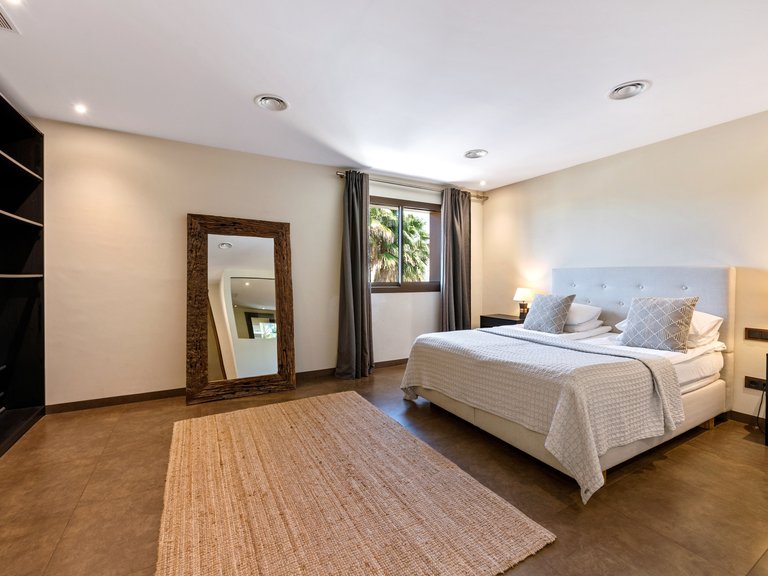 Villa for Sale in La Alqueria, Benahavis, Malaga 8