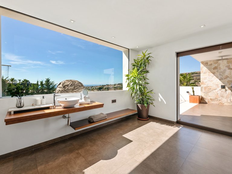 Villa for Sale in La Alqueria, Benahavis, Malaga 16