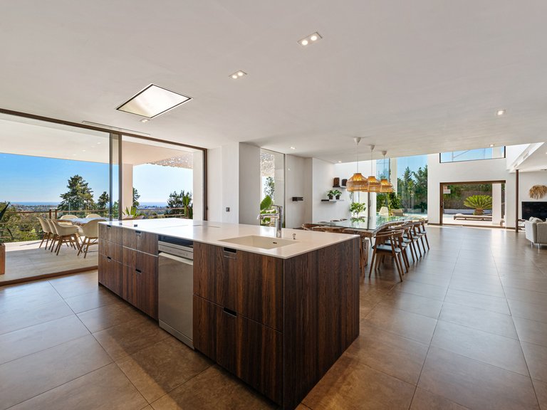 Villa for Sale in La Alqueria, Benahavis, Malaga 9