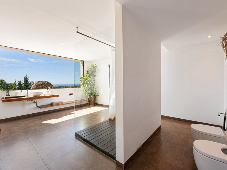 Villa for Sale in La Alqueria, Benahavis, Malaga 19