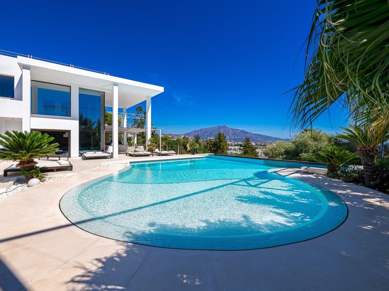 Villa for Sale in La Alqueria, Benahavis, Malaga 20
