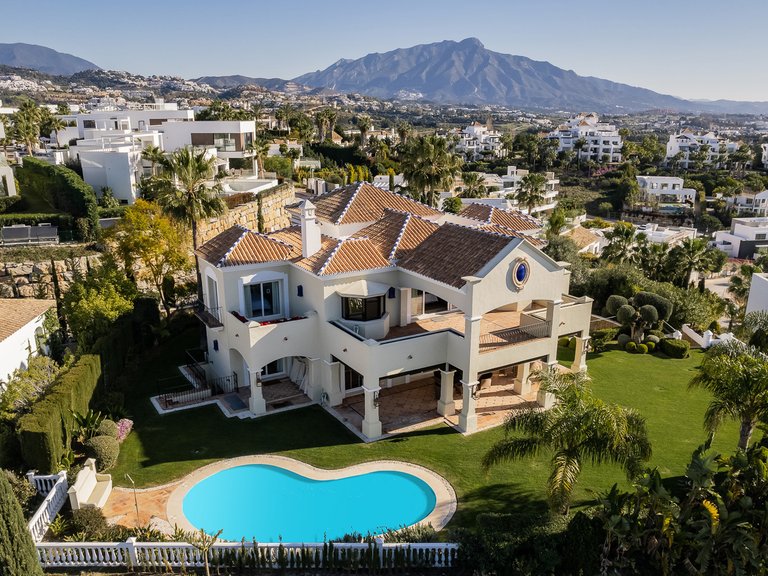 Villa for Sale in La Alqueria, Benahavis, Malaga 1