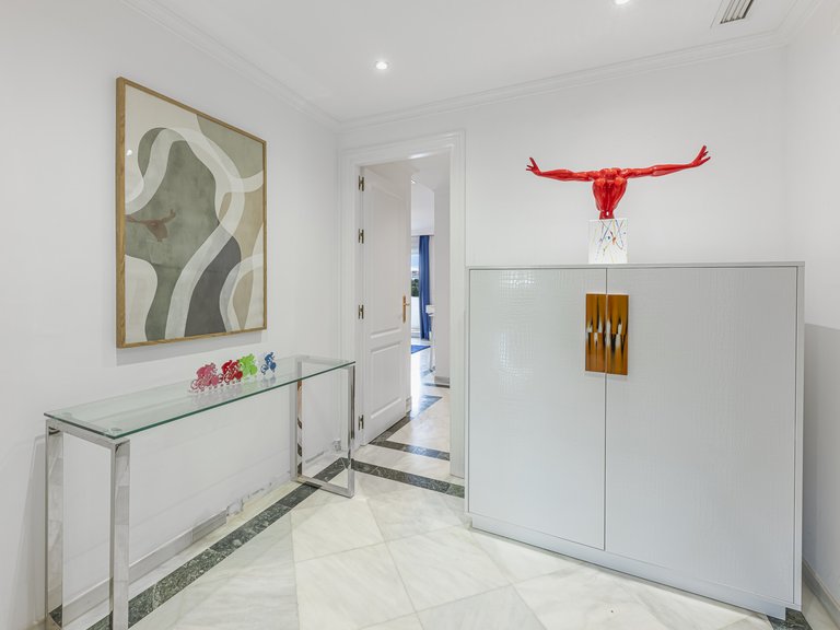 Apartment for Sale in Marbella Golden Mile, Marbella, Malaga 2