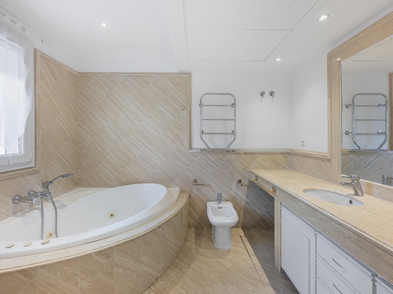 Apartment for Sale in Marbella Golden Mile, Marbella, Malaga 28