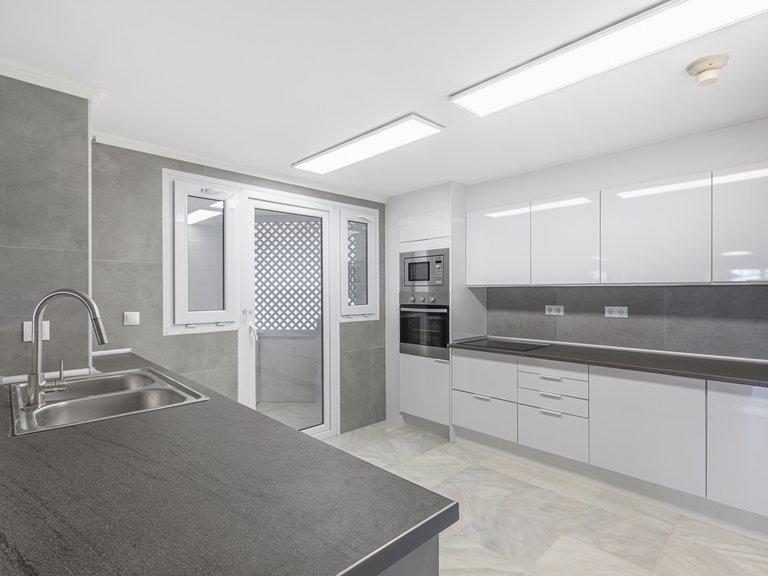 Apartment for Sale in Marbella Golden Mile, Marbella, Malaga 14