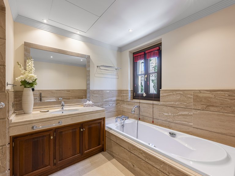 Villa for Sale in Marbella Golden Mile, Marbella, Malaga 33