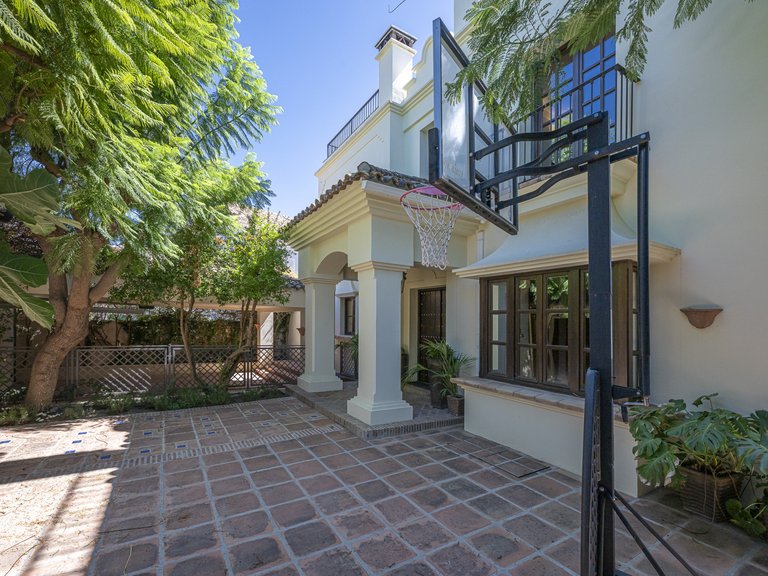 Villa for Sale in Marbella Golden Mile, Marbella, Malaga 40