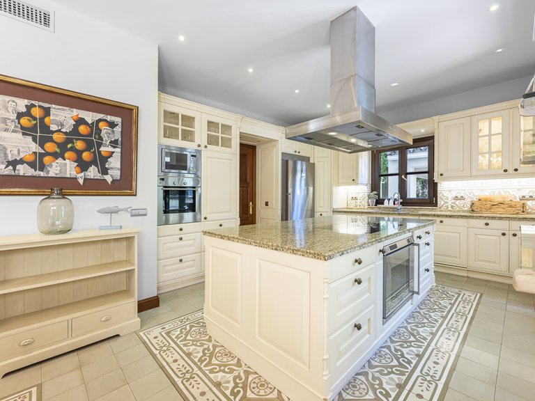 Villa for Sale in Marbella Golden Mile, Marbella, Malaga 12