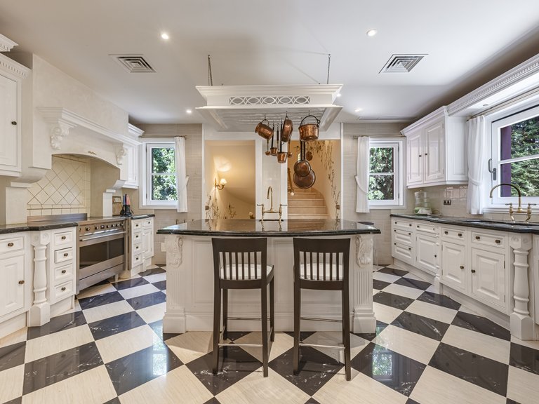 Villa for Sale in Marbella Golden Mile, Marbella, Malaga 11