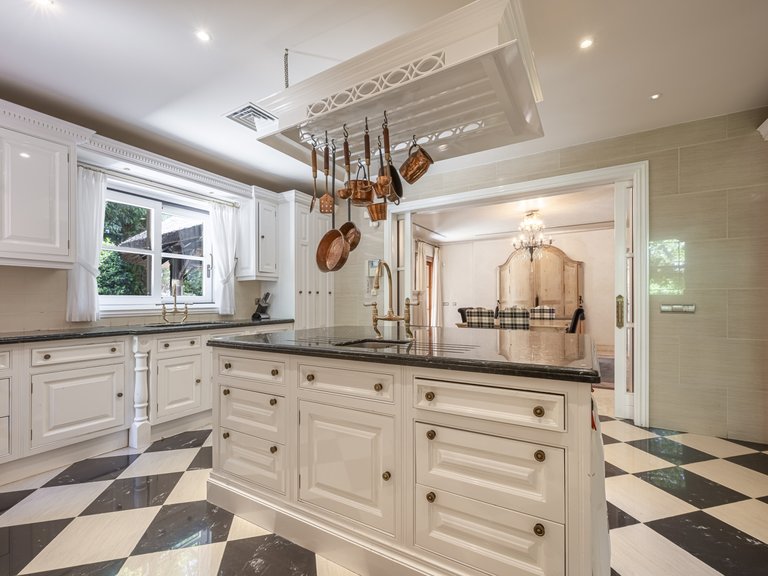 Villa for Sale in Marbella Golden Mile, Marbella, Malaga 12