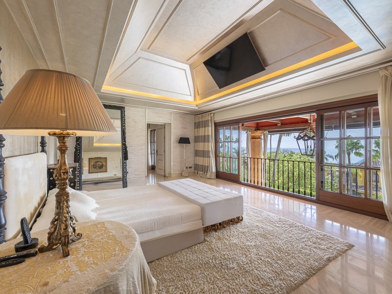 Villa for Sale in Marbella Golden Mile, Marbella, Malaga 17