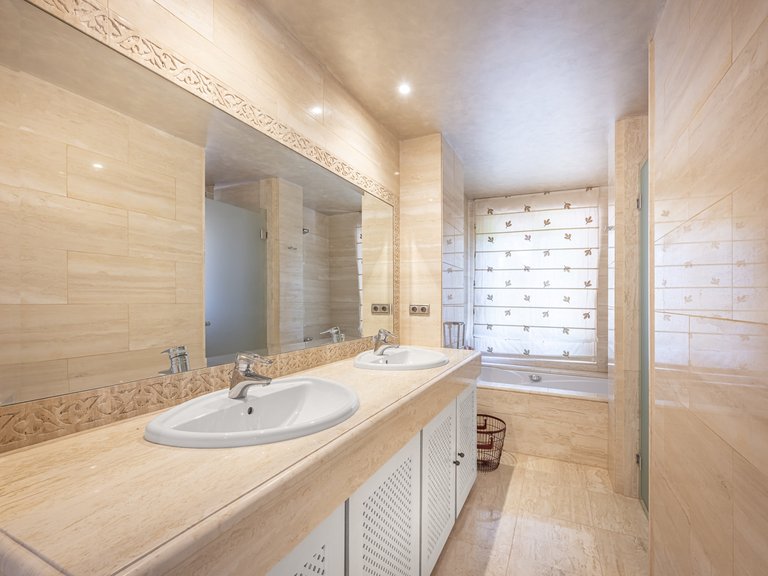 Villa for Sale in Marbella Golden Mile, Marbella, Malaga 37