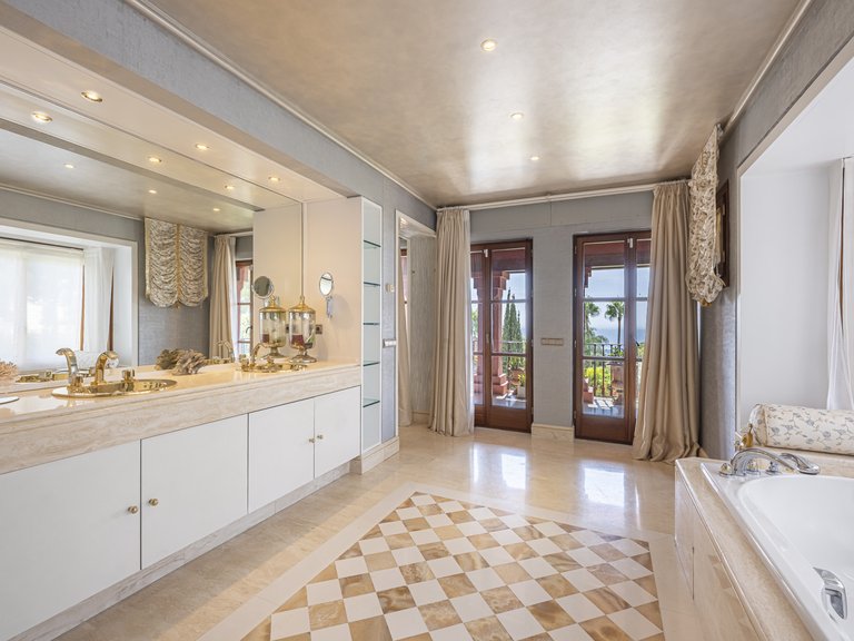 Villa for Sale in Marbella Golden Mile, Marbella, Malaga 21