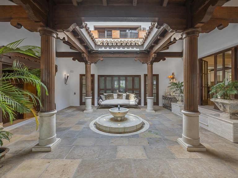 Villa for Sale in Marbella Golden Mile, Marbella, Malaga 2