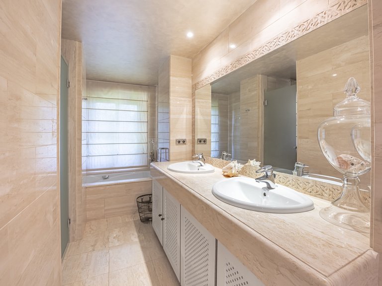 Villa for Sale in Marbella Golden Mile, Marbella, Malaga 27