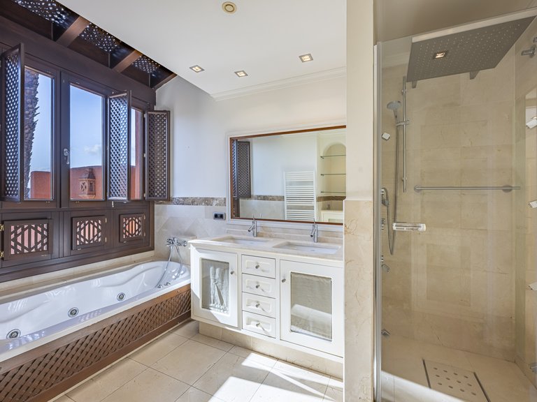 Town House for Sale in Marbella Golden Mile, Marbella, Malaga 20