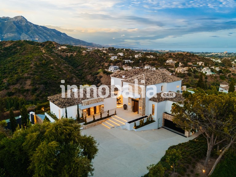 Villa for Sale in El Herrojo, Benahavis, Malaga 38