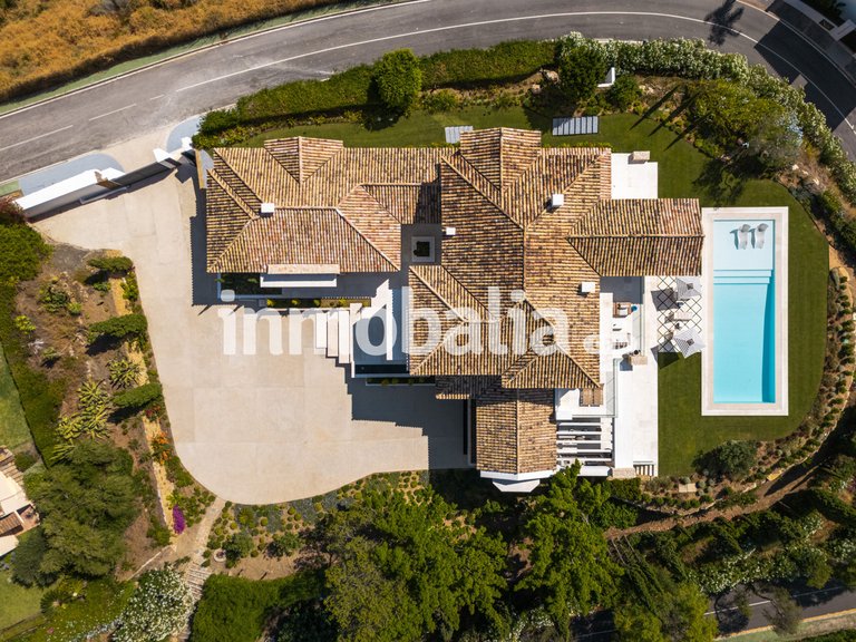 Villa for Sale in El Herrojo, Benahavis, Malaga 40