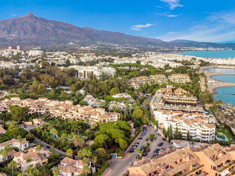 Town House for Sale in Marbella - Puerto Banus, Marbella, Malaga 1