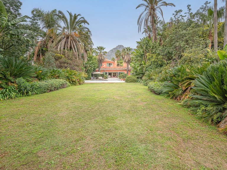 Villa for Sale in Marbella Golden Mile, Marbella, Malaga 5