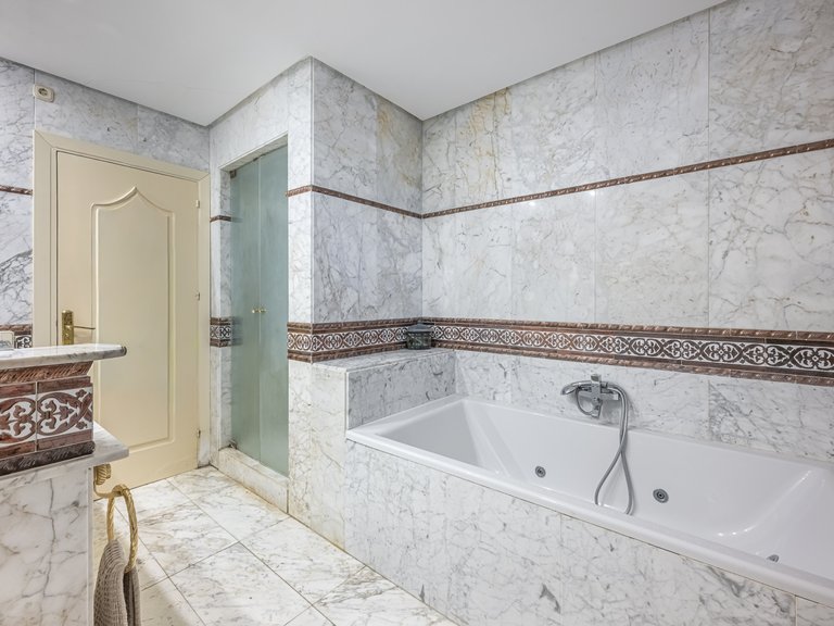 Villa for Sale in Marbella Golden Mile, Marbella, Malaga 21