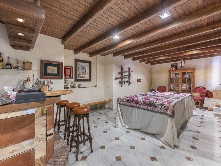 Villa for Sale in Marbella Golden Mile, Marbella, Malaga 34