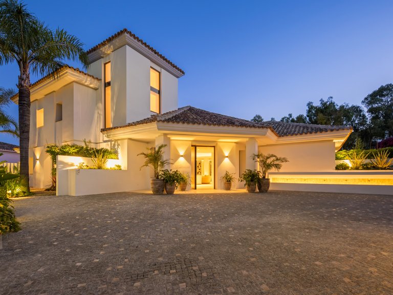Villa for Sale in El Herrojo, Benahavis, Malaga 8
