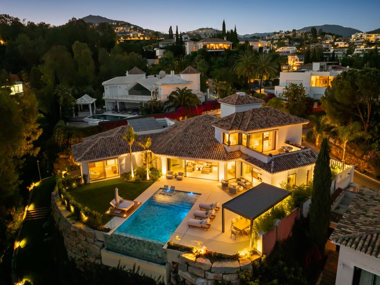 Villa for Sale in El Herrojo, Benahavis, Malaga 5