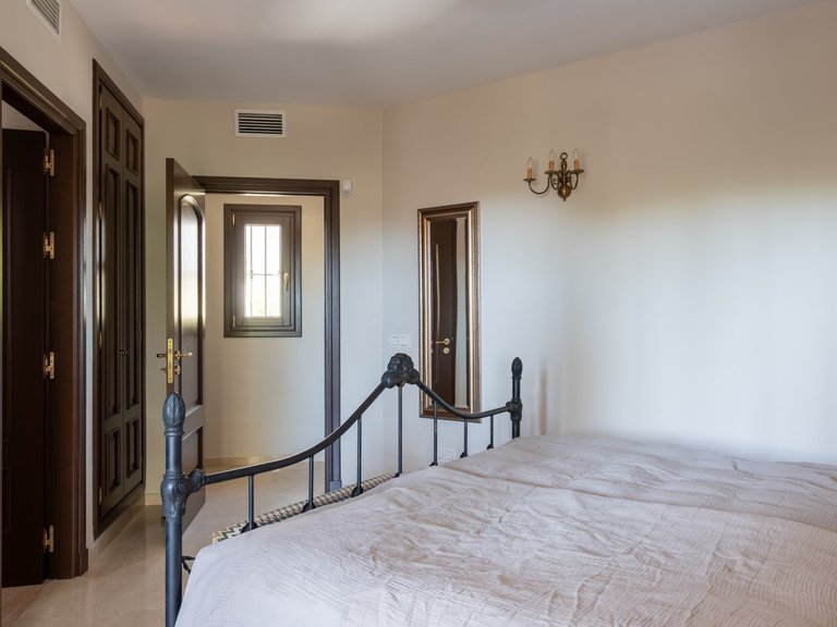 Villa for Sale in Marbella Este, Marbella, Malaga 14