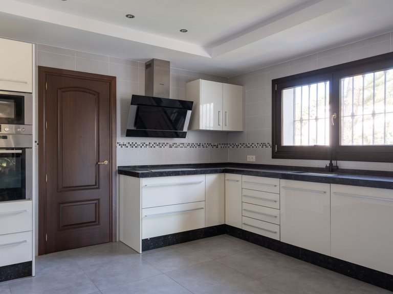 Villa for Sale in Marbella Este, Marbella, Malaga 6