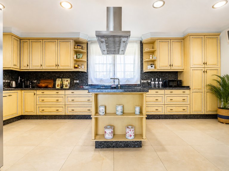 Villa for Sale in La Quinta, Benahavis, Malaga 12