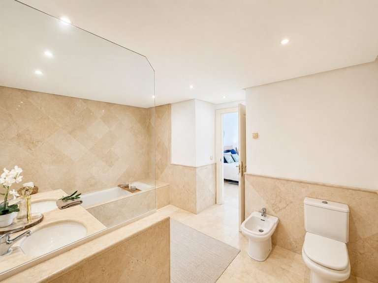 Apartment for Sale in Marbella Este, Malaga 16