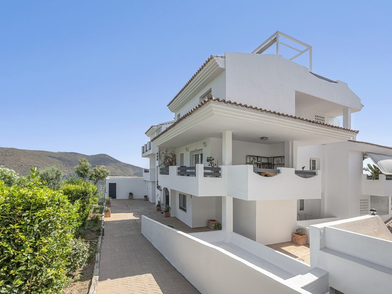 Apartment for Sale in Marbella Este, Malaga 28
