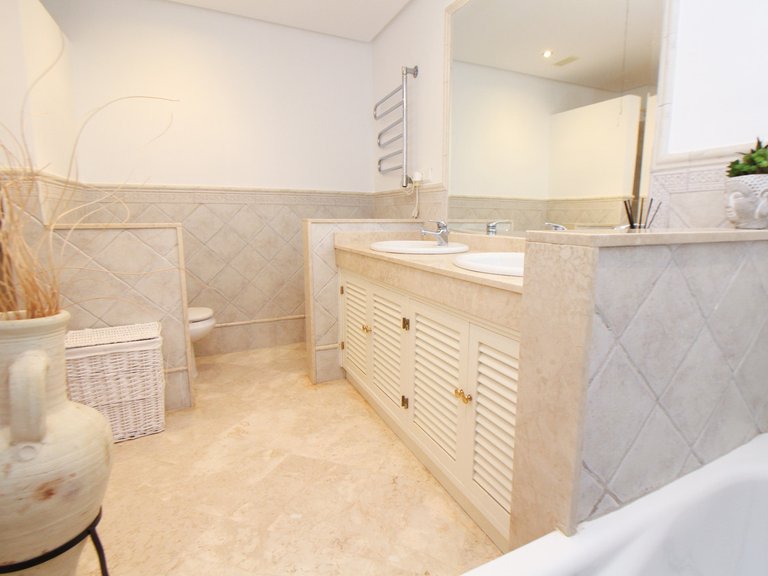 Apartment for Sale in Marbella Este, Malaga 26