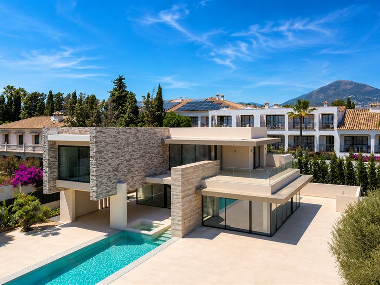 Villa for Sale in San Pedro De Alcantara, Malaga 2
