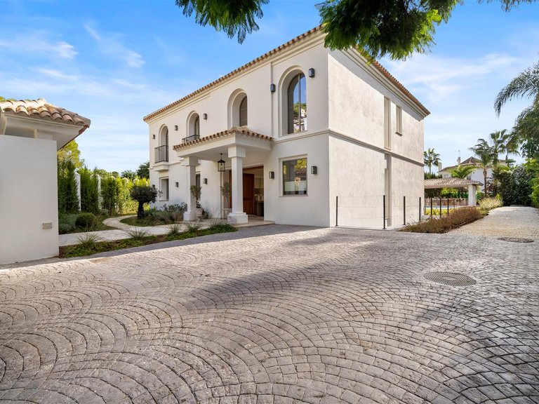 Villa for Sale in Benahavis, Malaga 32