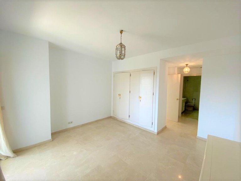 Middle Floor Apartment in Guadalmina Alta 10