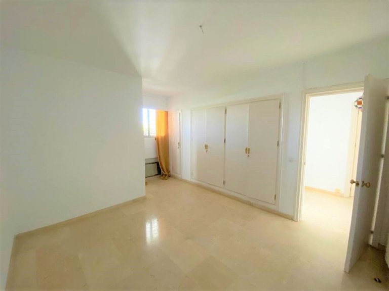 Middle Floor Apartment in Guadalmina Alta 19