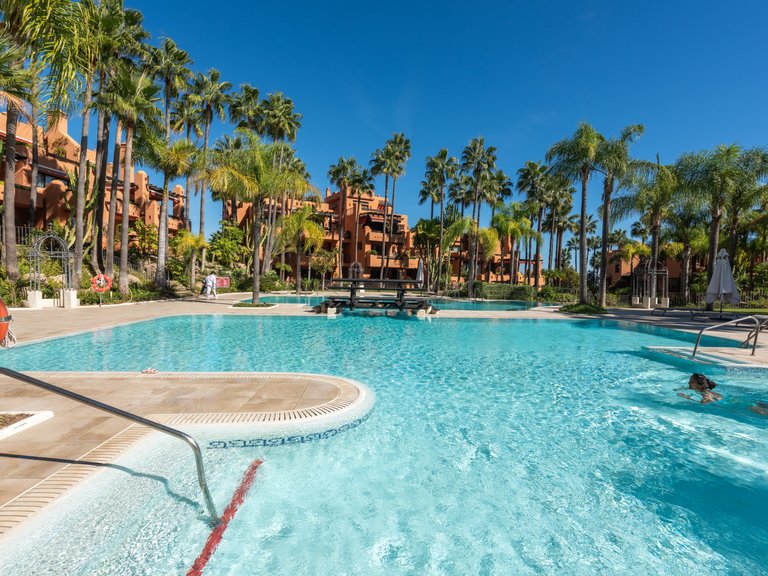 Oklanderligt underhållen, centralt belägen takvåning i söderläge med tre sovrum duplex med vidsträckta terrasser i Alzambra, Puerto Banús. 1