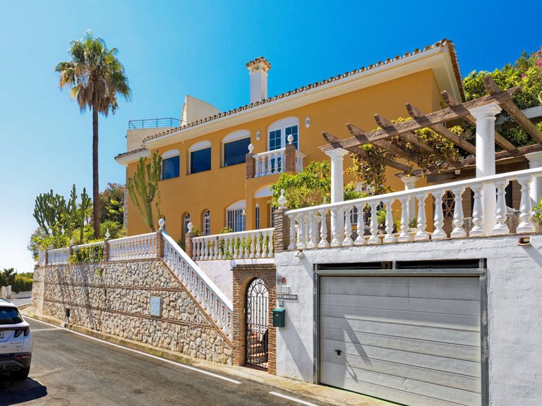 Villa for sale in Benalmadena, Malaga 1