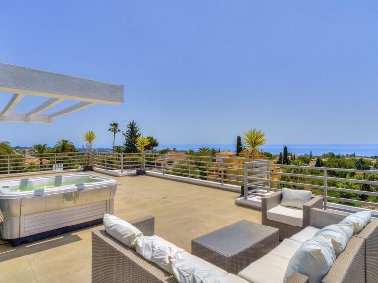 Stunning contemporary villa with panoramic sea views in El Rosario, Marbella East 1