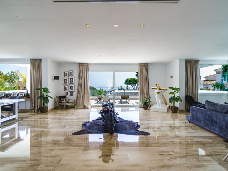 Stunning contemporary villa with panoramic sea views in El Rosario, Marbella East 5