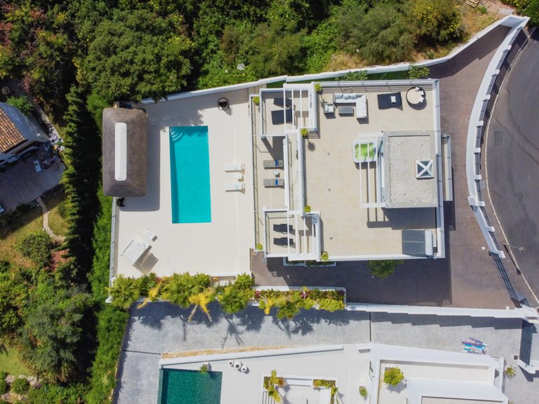Stunning contemporary villa with panoramic sea views in El Rosario, Marbella East 3