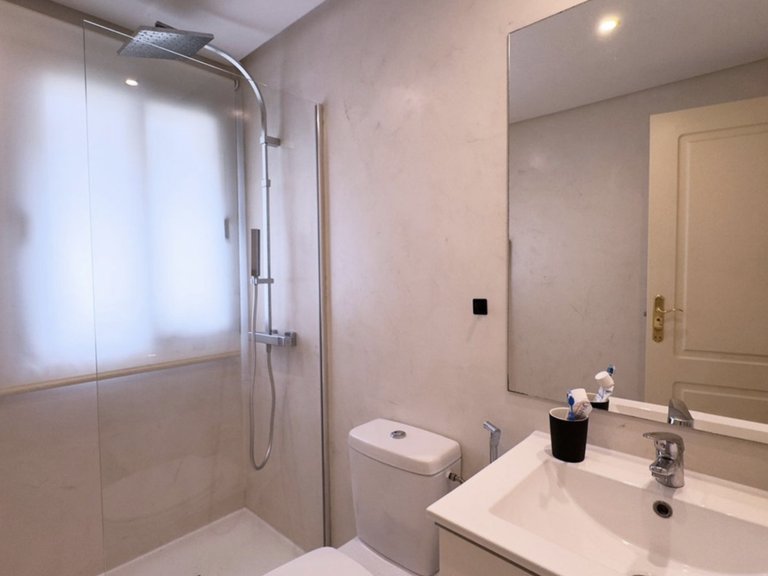 Estiloso Apartamento en Planta Baja en Ubicación Privilegiada de Aloha 6