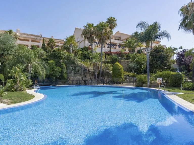 Duplex penthouse in Albatross Hill, Nueva Andalucia 3