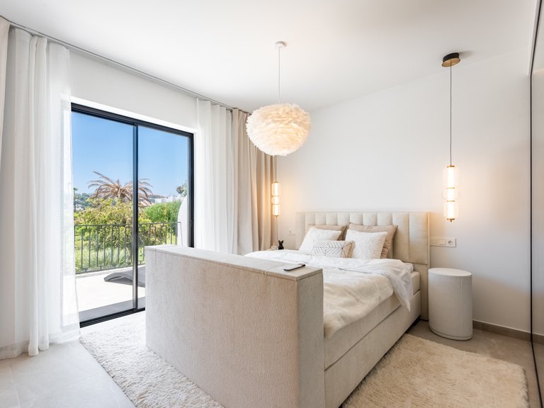 Refurbished 4-bedroom townhouse 19